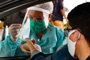 Moradores de Águas Claras enfrentam filas enormes para teste do Covid-19 no estacionamento do Centro Universitário Euroamericano (Unieuro). 

O 'drive-thru' é feito para testagem em massa do novo coronavírus e o atendimento realiza-se por ordem de chegada, dentro do veículo, sendo proibido sair do carro sem orientação da equipe de saúde. Também é recomendado o uso de máscaras faciais e que cada carro tenha, no máximo, quatro pessoas. 

Foto: Leopoldo Silva/Agência Senado